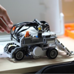 VSA MESTA SO ZASEDENA! LEGO Mindstorms: Programiraj robota za svojo misijo! – Rudi Majerle